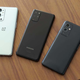 El OnePlus 9 Pro (izquierda) y el OnePlus 9 (derecha) comparados con el Galaxy S20+ de 2020 (centro).